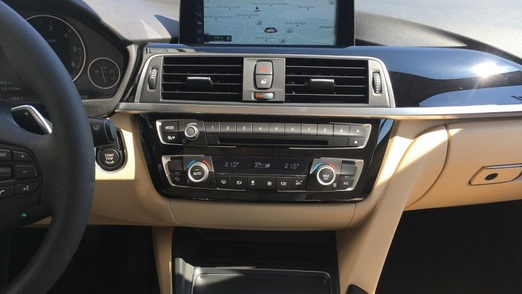 BMW S&eacute;rie 3 - 320 320d Line Luxury AUTO 190CV